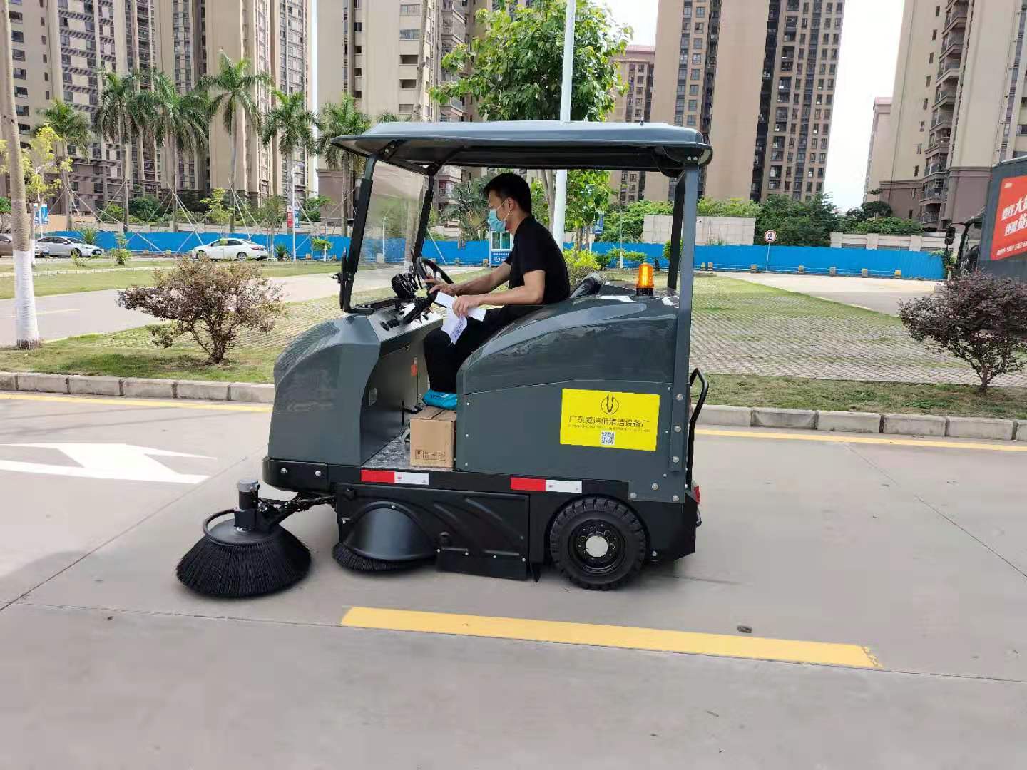 智能驱动，清洁未来：：：驾驶式扫地车的刷新之路